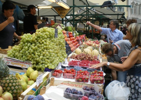Zwei mal in der Woche soll ein Frische–Markt stattfinden Zwei mal in der Woche soll ein Frische–Markt stattfinden